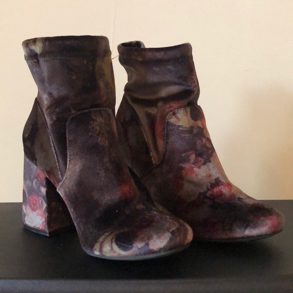 A New Day velvet patterned booties Size 8